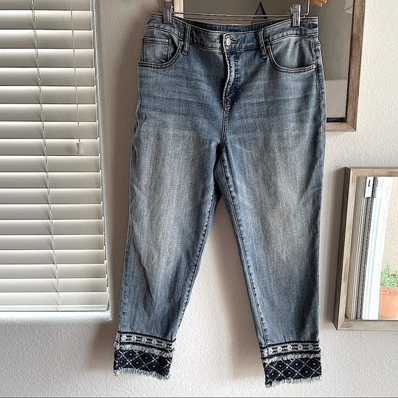 CHICO’S So slimming girlfriend slim leg crop w/ embroidered - Picture 4 of 13